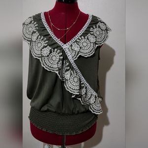Ladies fever embroidery sleeveless top